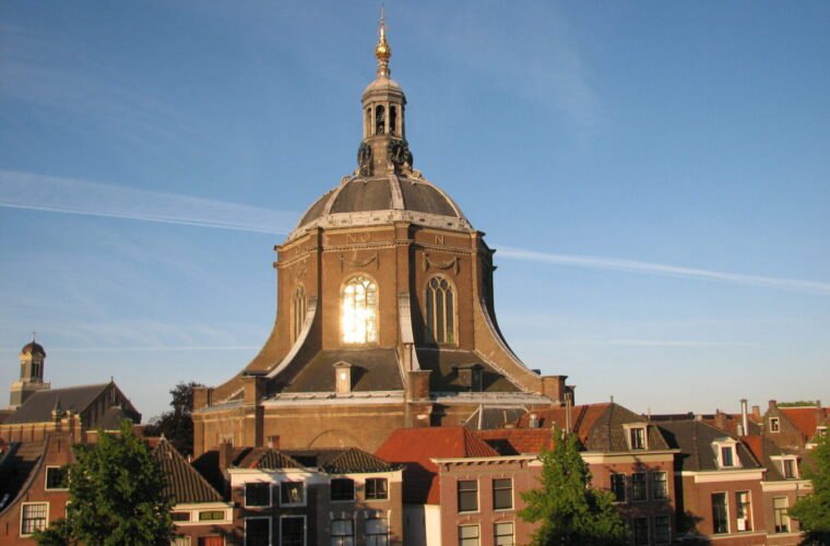De koepel en buitenkant van de Marekerk in Leiden
