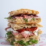 Gestapelde schiacciata-sandwiches van Zino's in Den Haag