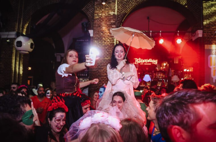 Verklede bezoekers tijdens een eerdere Halloween-editie in Boterwaag op de Grote Markt in Den Haag