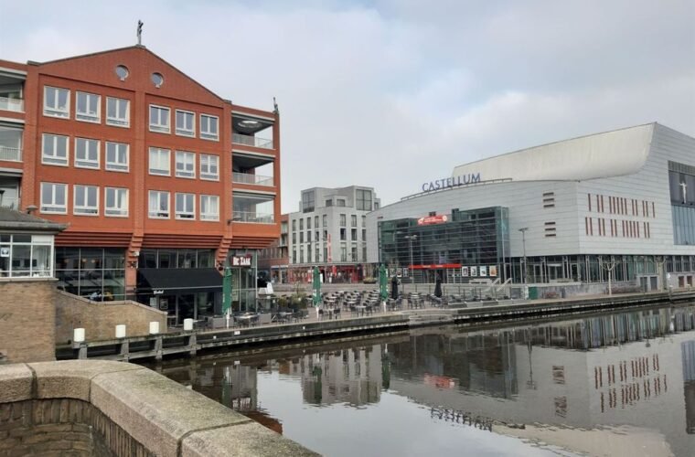 Het Rijnplein in Alphen aan den Rijn, startlocatie van de Halloweentocht