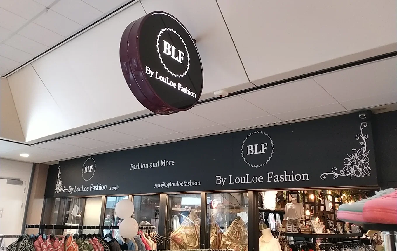 Winkelgevel van By LouLoe Fashion met kledingrekken voor de winkel