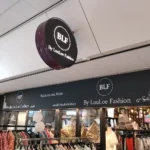 Winkelgevel van By LouLoe Fashion met kledingrekken voor de winkel