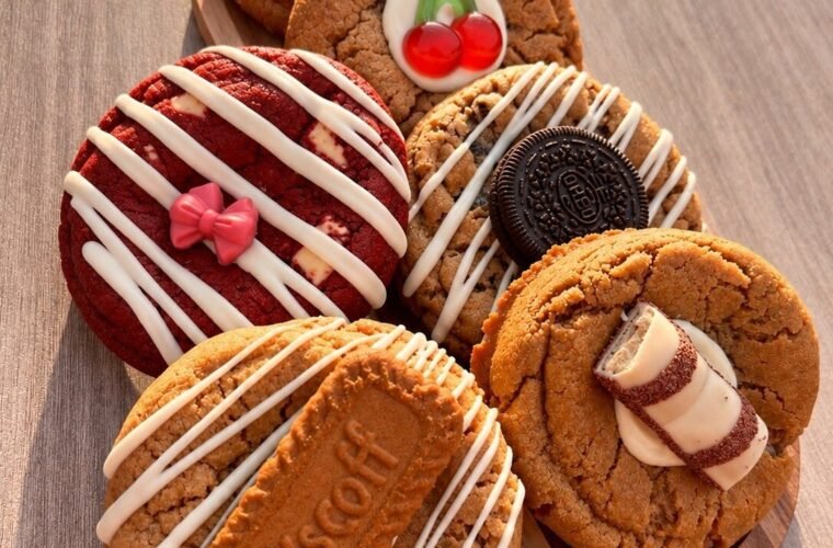 Zes gedecoreerde American cookies van Kim’s Koekhuisje op een houten plank