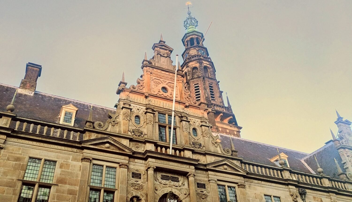Het stadhuis in de binnenstad van Leiden