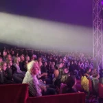 Publiek bij een voorstelling van Circus Chapito