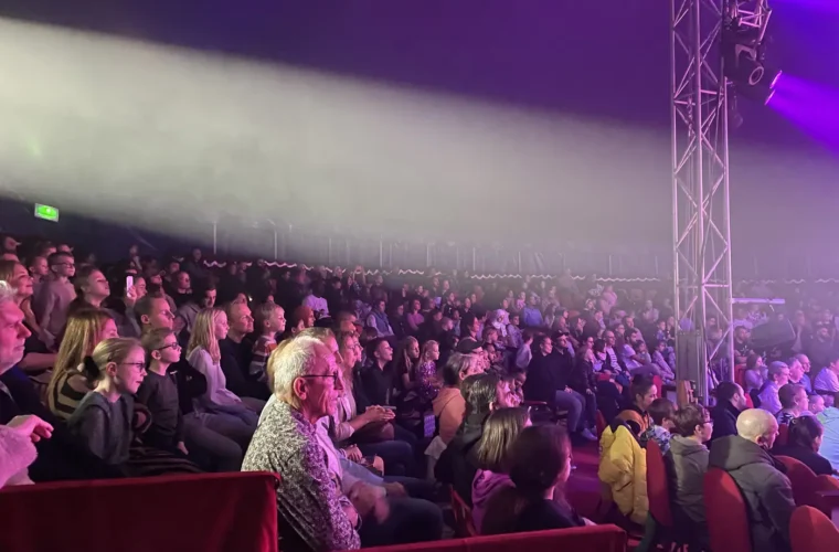 Publiek bij een voorstelling van Circus Chapito
