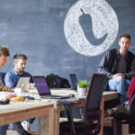 Collegaβs aan tafel bij Pepperminds; illustratieve bedrijfsfoto