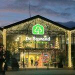 Verlichte gevel van De Bosrand in Alphen aan den Rijn