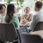 Medewerkers in een kantoor van Gemeente Den Haag; illustratieve bedrijfsfoto