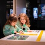 Kinderen bij een interactieve opstelling van Museon-Omniversum; illustratieve locatiefoto