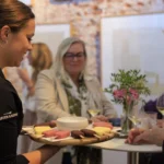 Cateringmedewerkers van Karsten & Kuiper tijdens een bijeenkomst; illustratieve bedrijfsfoto