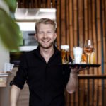 Horecamedewerker bij Wet ’n Wild met dienblad drankjes