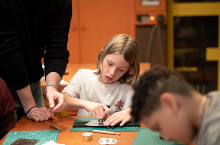 Bezoekers maken Mexicaanse versiering in Wereldmuseum Leiden