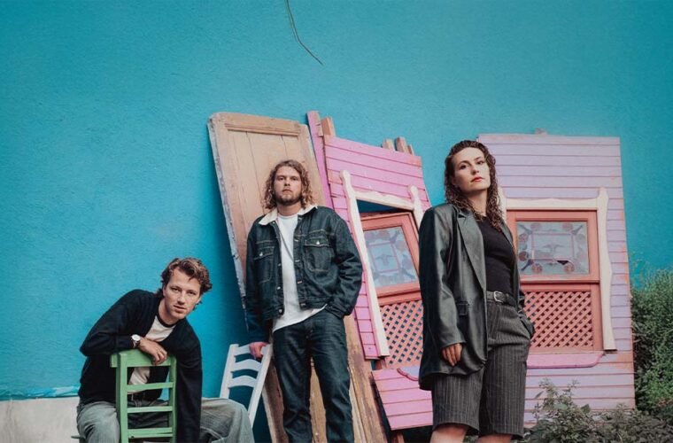 De band WIES op de officiële promotiefoto