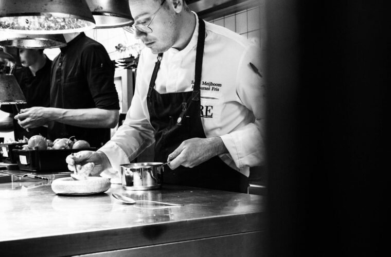 Chef Eddie Meijboom in de keuken van Restaurant Fris Haarlem
