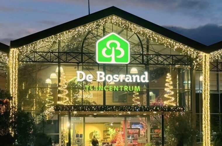 Verlichte gevel van De Bosrand in Alphen aan den Rijn